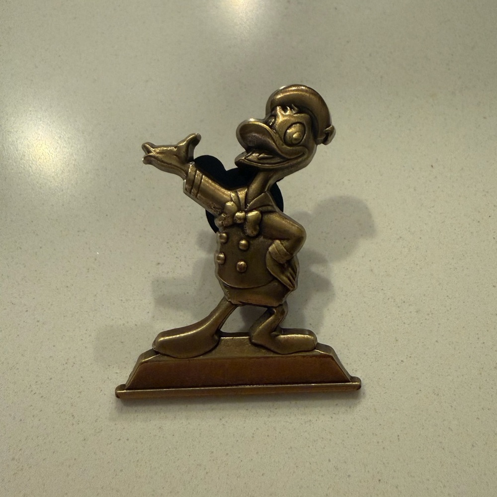 Gold donald duck pin